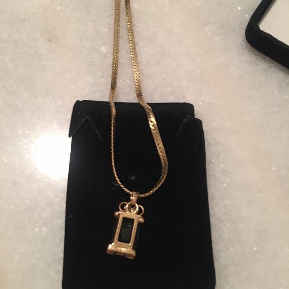 Elegant 18k Gold and Green Stone Pendant Necklace - Picture 3 of 5